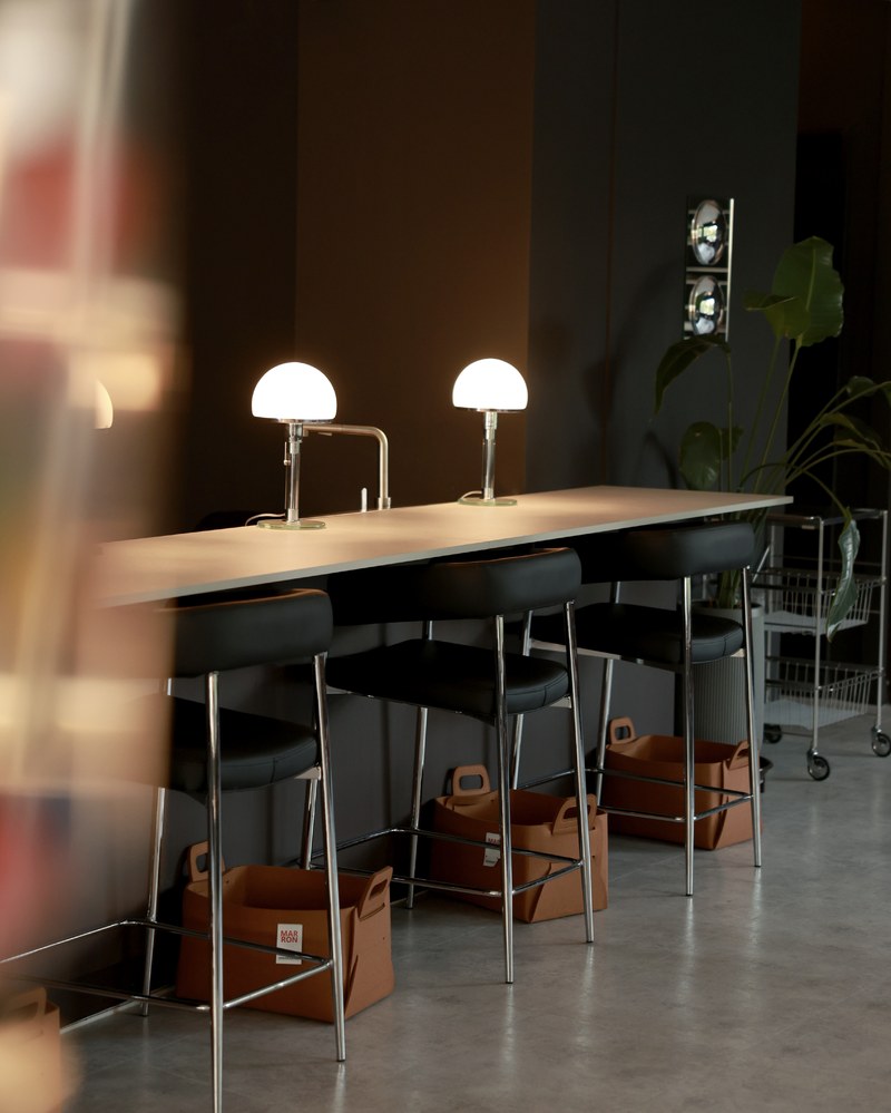 책이 놓인 작은 테이블